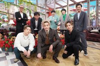 前列左から堂本剛、小栗旬、堂本光一。 後列左から松岡昌宏、城島茂、ハリセンボン、国分太一。(c)フジテレビ