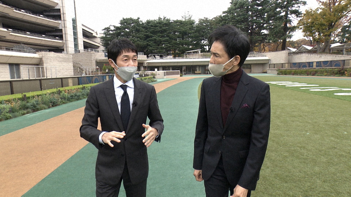 左から武豊、郷ひろみ。（写真提供：NHK）