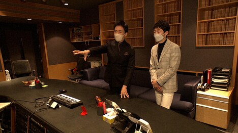 左から郷ひろみ、武豊。（写真提供：NHK）