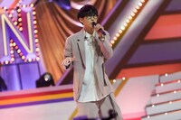 「ミックスナッツ」を歌うオーイシマサヨシ。(c)キングレコード