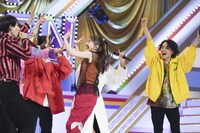 フリースローシュートを決めてSUPER★DRAGONとハイタッチする百田夏菜子。(c)キングレコード