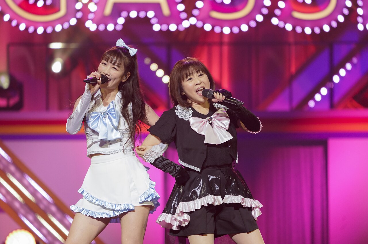 DANZEN!ふたりはプリキュア Ver.Max Heart」を歌う高城れにと松本明子