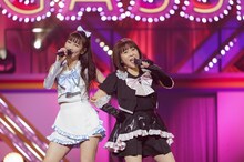 「DANZEN!ふたりはプリキュア Ver.Max Heart」を歌う高城れにと松本明子。(c)キングレコード