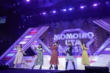 「Moon Revenge」を披露する伊達花彩（いぎなり東北産）、新井ひとみ（東京女子流）、鈴木愛理、大黒柚姫（TEAM SHACHI）、菅田愛貴（超ときめき♡宣伝部）。(c)キングレコード