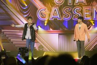 「心絵」を歌うBUDDiiSのMORRIEとKEVIN。(c)キングレコード