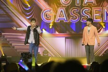 「心絵」を歌うBUDDiiSのMORRIEとKEVIN。(c)キングレコード