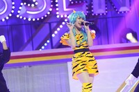 「アイウエ」を歌う佐々木彩夏。(c)キングレコード