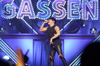 「ウィーアー」を歌う西川貴教。(c)キングレコード