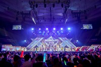 「世代を超えたアニソンメドレー」の様子。(c)キングレコード