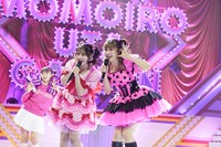 「現役アイドルちゅ～」を披露する齊藤なぎさ（＝LOVE）と佐々木彩夏。(c)キングレコード