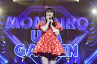 松田聖子「天使のウインク」をカバーする橘花怜（いぎなり東北産）。(c)キングレコード