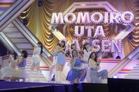 TWICE「Fanfare」のカバーの様子。(c)キングレコード