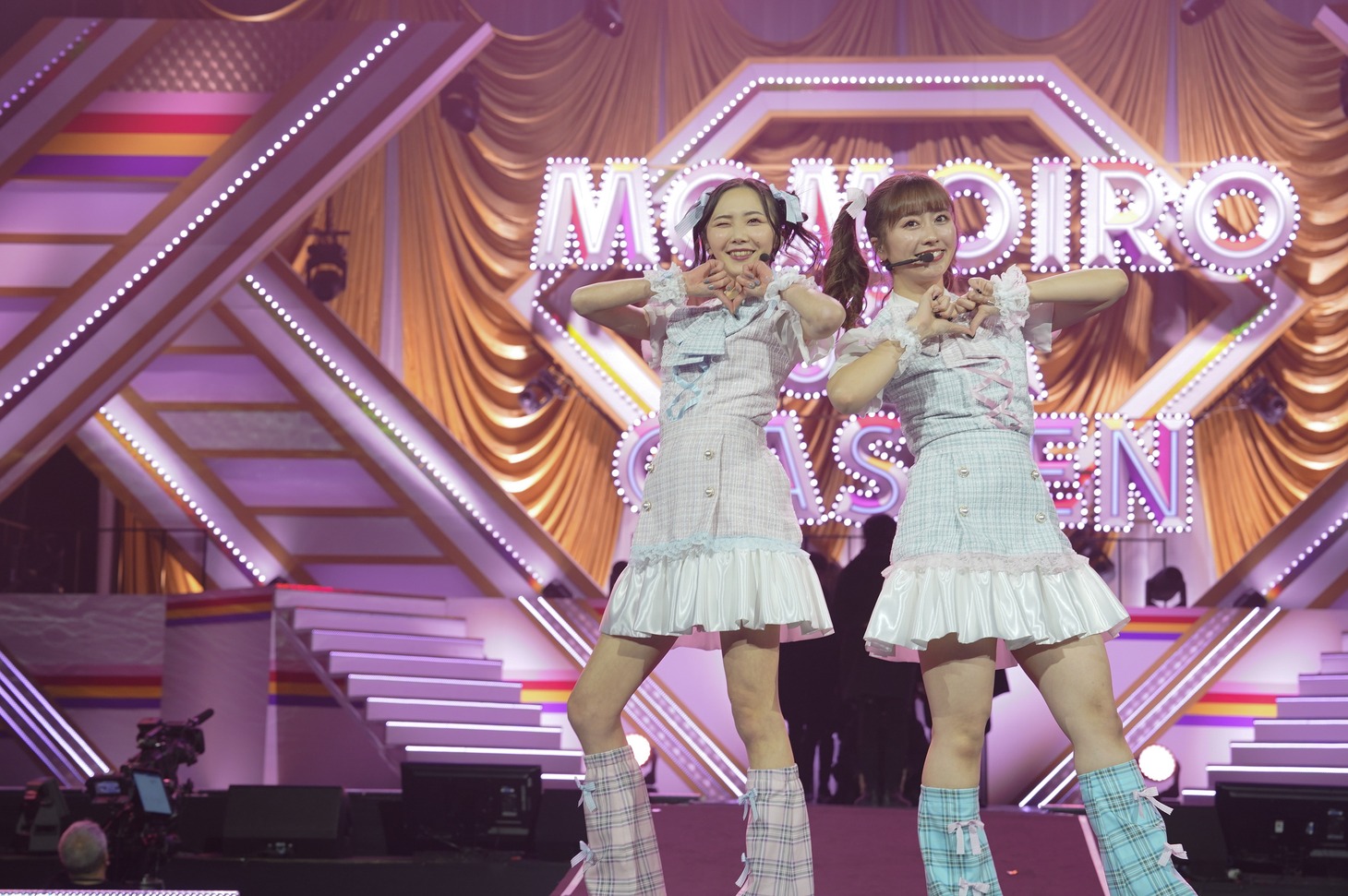 femme fatale「だいしきゅーだいしゅき」をカバーする山邊未夢（東京女子流）と佐々木彩夏（ももいろクローバーZ）。(c)キングレコード