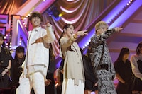 中山美穂「世界中の誰よりもきっと」をカバーするタカシ（超特急）、玉井詩織（ももいろクローバーZ）、シューヤ（超特急）。(c)キングレコード