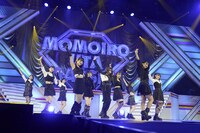 AKB48「元カレです」のカバーの様子。(c)キングレコード