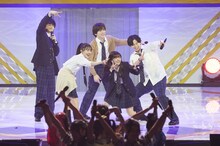 「学園天国」でコラボした同級生の小西成弥、鈴木愛理、カイ（超特急）、タクヤ（超特急）、百田夏菜子（ももいろクローバーZ）。(c)キングレコード