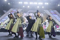 BiSH「オーケストラ」を披露するももいろクローバーZとファーストサマーウイカ。(c)キングレコード
