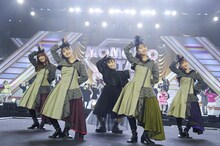 BiSH「オーケストラ」を披露するももいろクローバーZとファーストサマーウイカ。(c)キングレコード