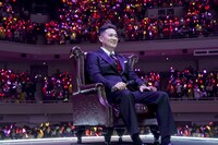 センターステージの特等席に座る田中将大投手。(c)キングレコード