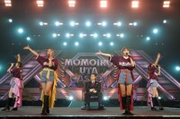 「ももいろクローバーZによるマー君が今、ライブで観たい田中将大応援歌メドレー」を披露するももいろクローバーZ。(c)キングレコード