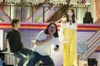 かが屋と玉井詩織。(c)キングレコード