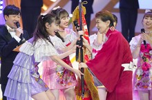 水前寺清子から優勝旗を受け取る白組の百田夏菜子と高城れに。(c)キングレコード