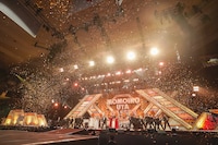 「第6回 ももいろ歌合戦」開幕の瞬間。(c)キングレコード