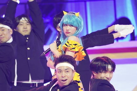 ラムちゃんになりきった佐々木彩夏。(c)キングレコード