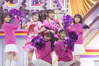 「現役アイドルちゅ～」を披露する齊藤なぎさ（＝LOVE）と佐々木彩夏。(c)キングレコード