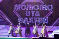 BiSH「オーケストラ」をカバーするファーストサマーウイカとももいろクローバーZ。(c)キングレコード