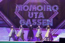 BiSH「オーケストラ」をカバーするファーストサマーウイカとももいろクローバーZ。(c)キングレコード