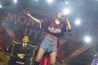 田中将大投手の前で歌う百田夏菜子。(c)キングレコード