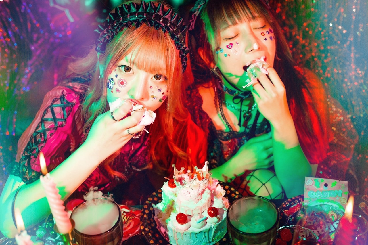 PINKBLESS、ピアノ男トラック提供「NEVER MIND」に“ギャル魂卍”込める