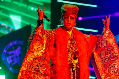 綾小路翔（Vo）（撮影：上山陽介）