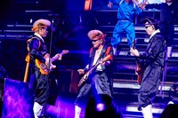 左から星グランマニエ（G）、綾小路翔（Vo）、西園寺瞳（G）。（撮影：上山陽介）