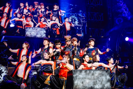 「The アイシテル」を披露する氣志團。（撮影：上山陽介）