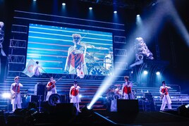 氣志團、笑いあり感動ありの14年ぶり武道館「君たちがいないと耐えられない」