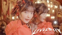 上坂すみれ「LOVE CRAZY」MVのワンシーン。
