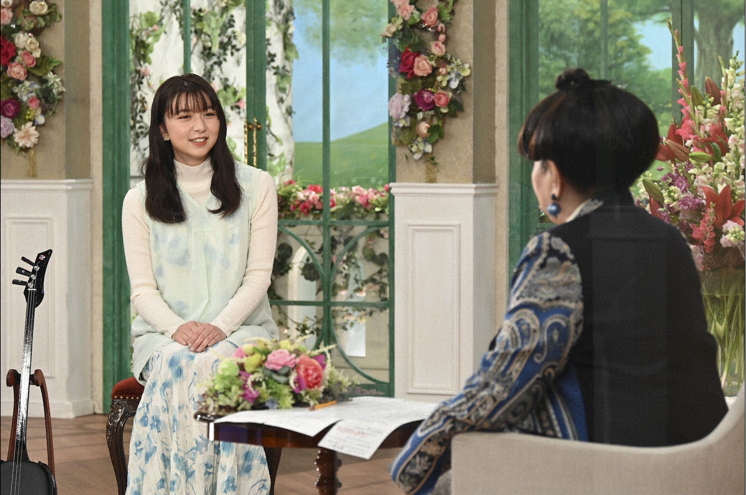 左から上白石萌歌、黒柳徹子。(c)テレビ朝日