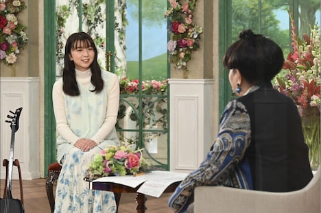 左から上白石萌歌、黒柳徹子。(c)テレビ朝日
