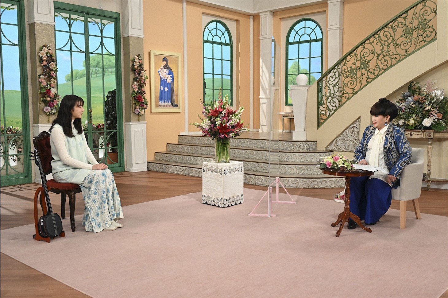 左から上白石萌歌、黒柳徹子。(c)テレビ朝日