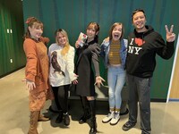 左からクランチロールのシニアボイスディレクターのケイトリン・グラス、群堂みすず役のジャッド・サクストン、天城サリー、相沢智役のレクシー・ニエト、久保田淳一郎役のリコ・ファヤルド。