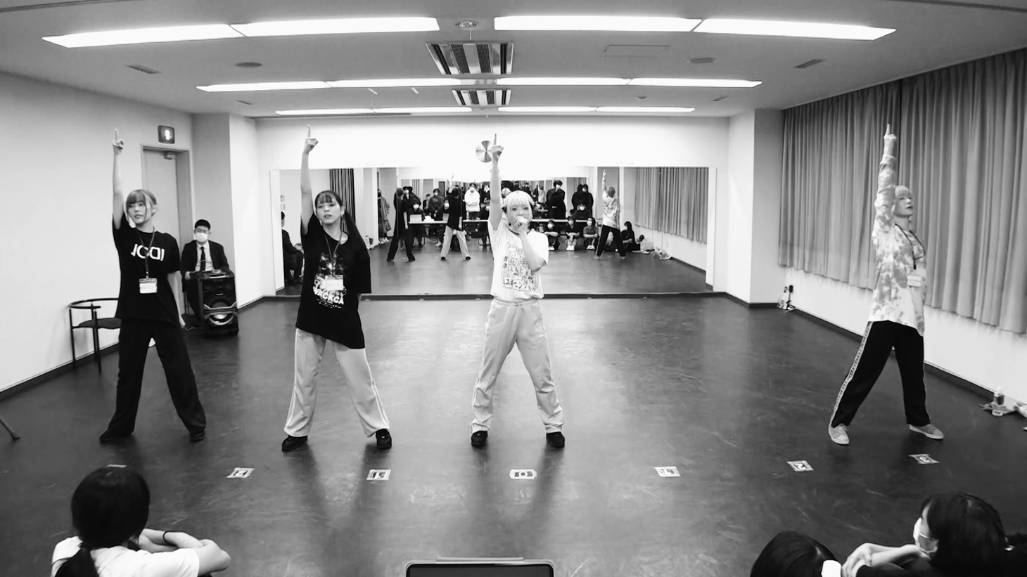 豆柴の大群「MUST CHANGE -WE KEEP CHANGiNG-」リリックビデオより。