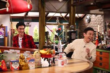 左から草なぎ剛、岡村隆史。(c)カンテレ