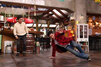 左から岡村隆史、草なぎ剛。(c)カンテレ