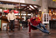 左から岡村隆史、草なぎ剛。(c)カンテレ