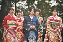 乃木神社の境内を歩く乃木坂46の新成人メンバー。