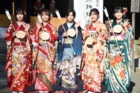 左から中西アルノ、矢久保美緒、伊藤理々杏、柴田柚菜、池田瑛紗。