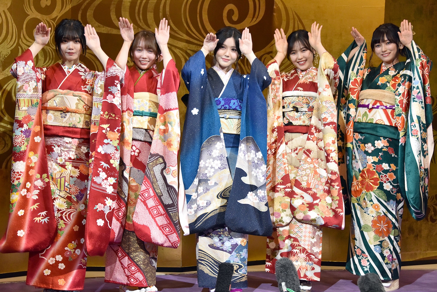 “乃木坂ぴょんぴょん世代”の中西アルノ、矢久保美緒、伊藤理々杏、柴田柚菜、池田瑛紗。