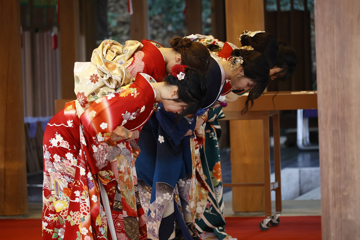 本殿での祈祷の様子。（写真提供：ソニーミュージックレーベルズ）